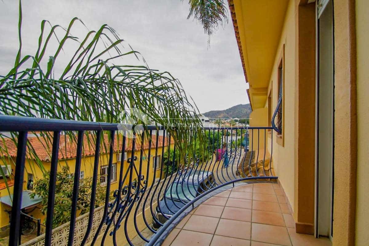 Casa de 3 habitaciones en Alfaz del Pi / L'Alfàs del Pi en venta - 670.000 € (Ref: 9968945)