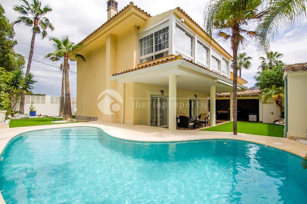 Casa de 3 habitaciones en Alfaz del Pi / L'Alfàs del Pi en venta - 670.000 € (Ref: 9968945)