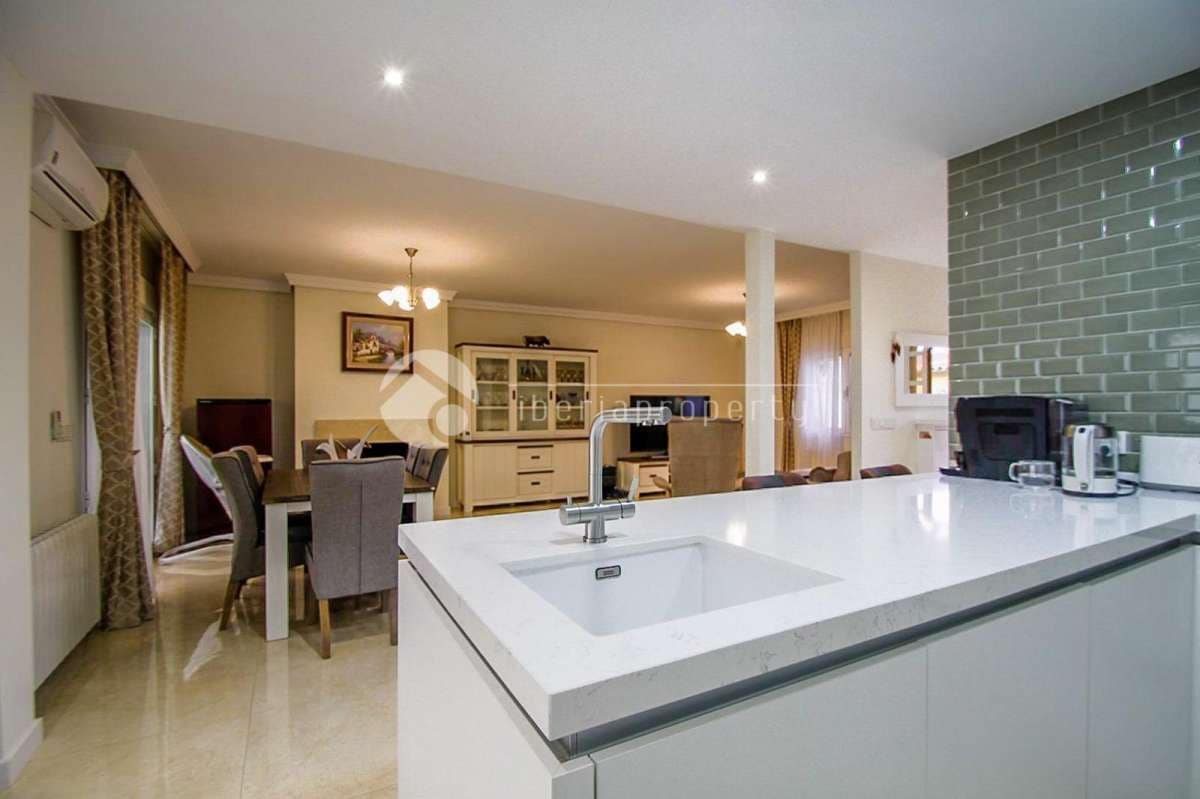 Casa de 3 habitaciones en Alfaz del Pi / L'Alfàs del Pi en venta - 670.000 € (Ref: 9968945)