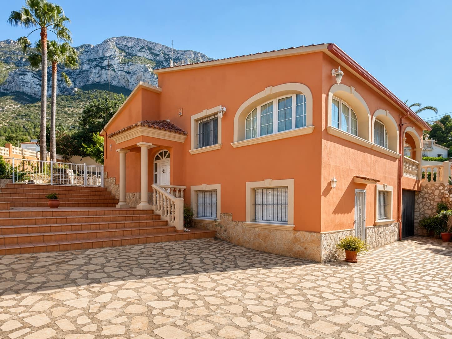 5 bedroom Villa for sale in Denia with pool garage - € 870,000 (Ref: 10017034)