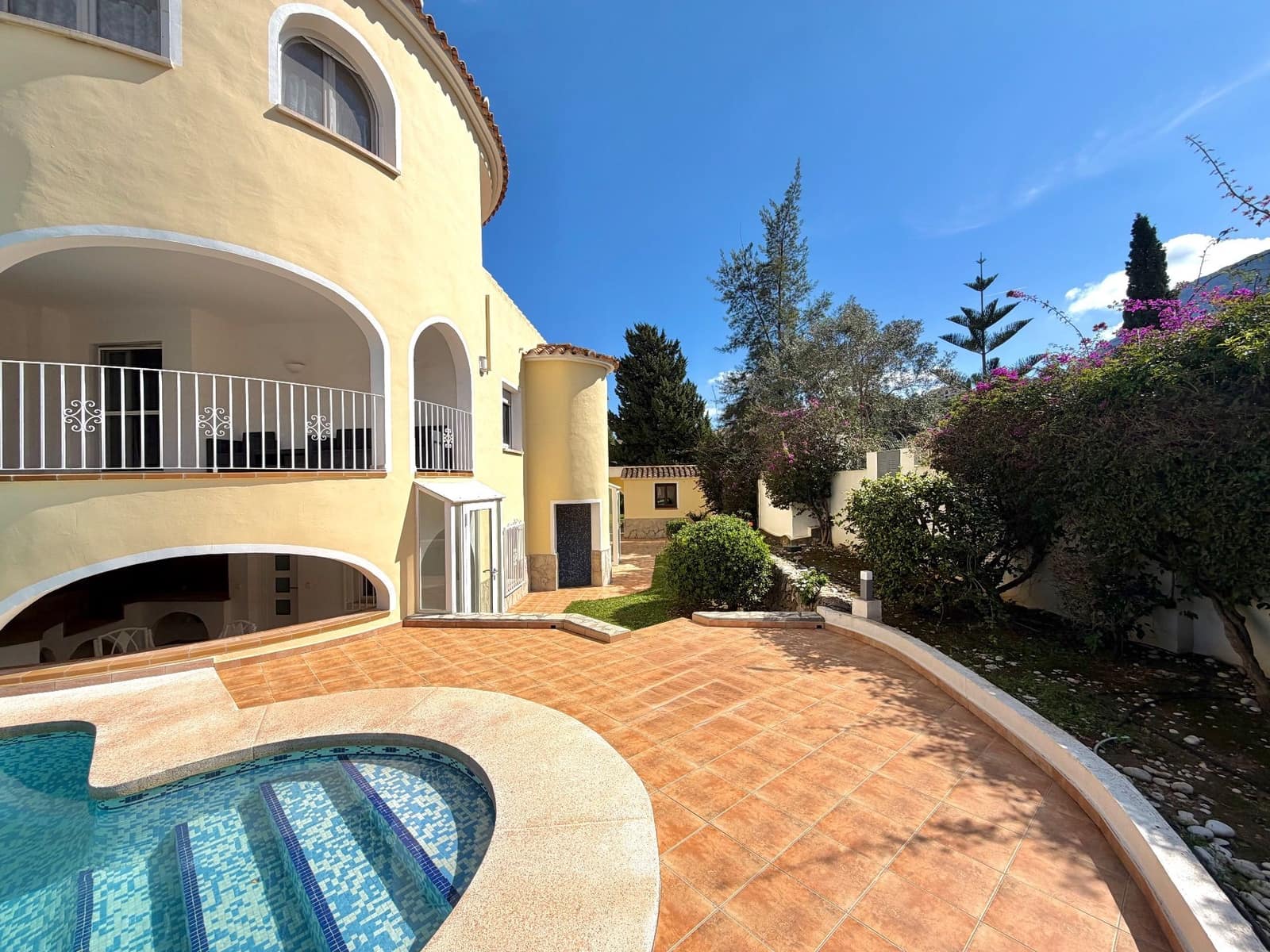 6 bedroom Villa for sale in Denia with pool garage - € 695,000 (Ref: 9010427)
