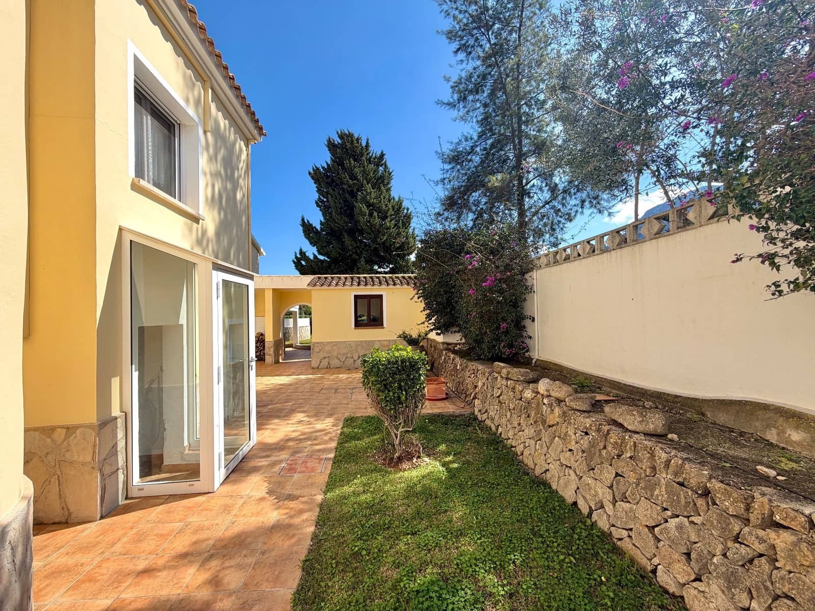 6 bedroom Villa for sale in Denia with pool garage - € 695,000 (Ref: 9010427)