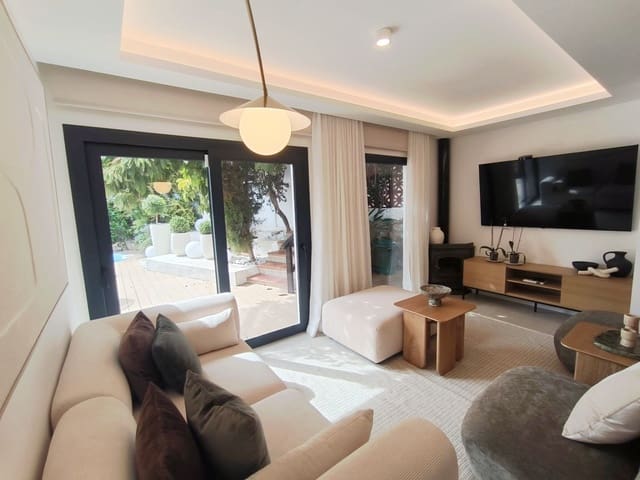 Pareado de 4 habitaciones en Los Pacos, Fuengirola en venta con piscina - 795.000 € (Ref: 10174022)