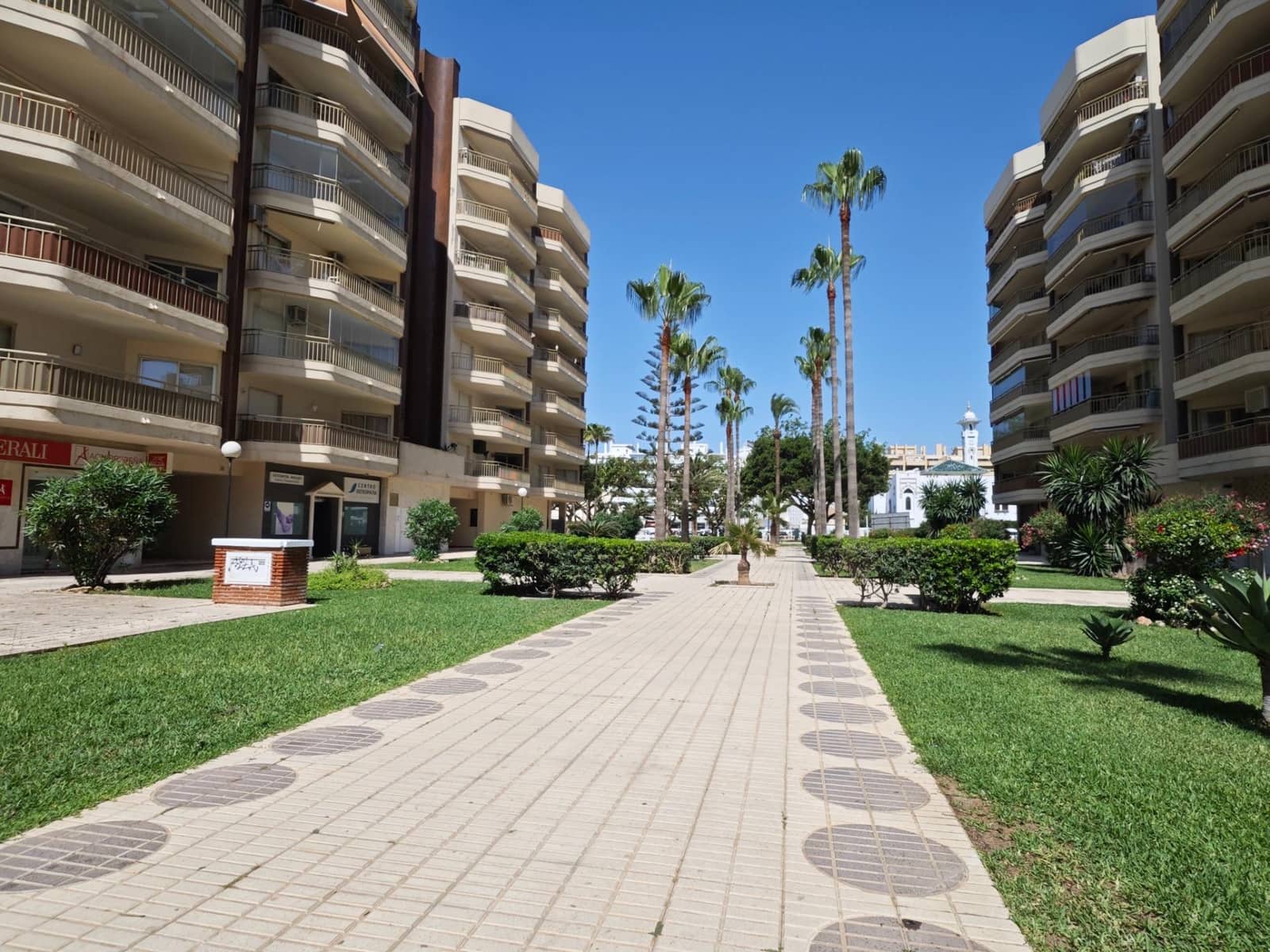 2 bedroom Beach Apartment for sale in Fuengirola - € 425,000 (Ref: 10174023)