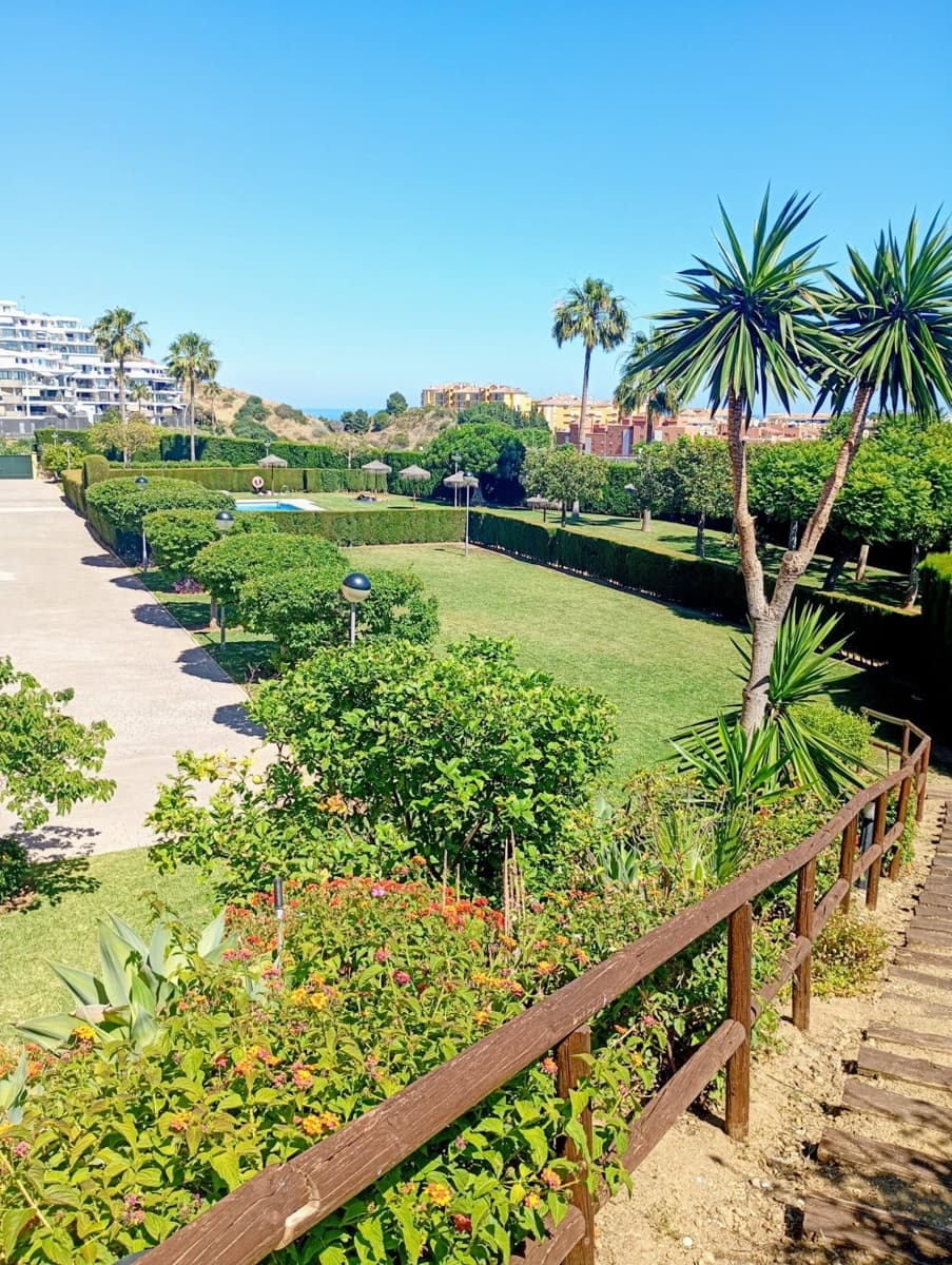 2 soverom Leilighet til salgs i Riviera del Sol med svømmebasseng garasje - € 339 000 (Ref: 10174657)