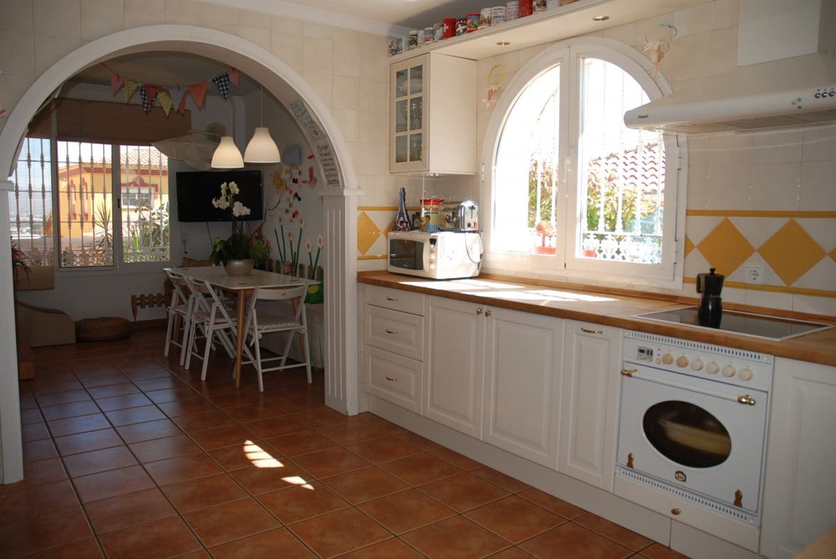 6 Zimmer Villa zu vermieten in Alhaurin de la Torre mit Pool Garage - 3.400 € (Ref: 6931822)