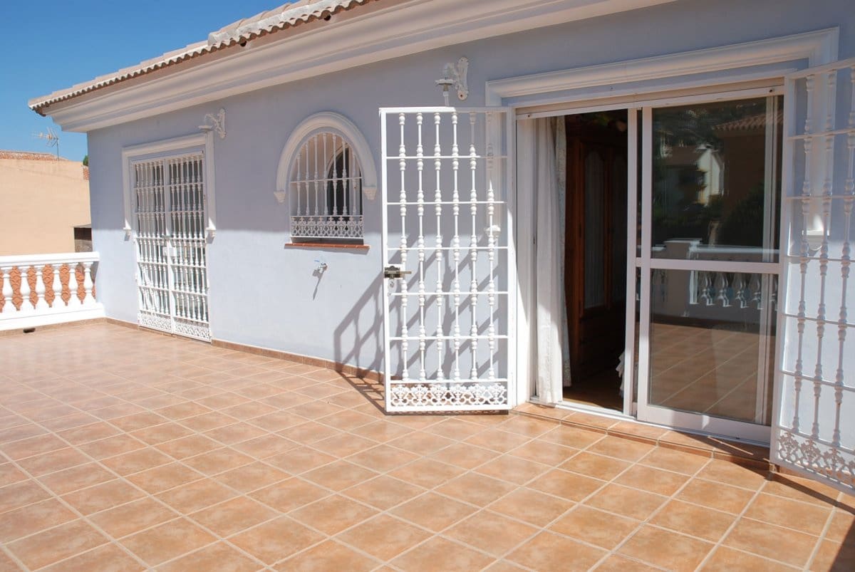 6 Zimmer Villa zu vermieten in Alhaurin de la Torre mit Pool Garage - 3.400 € (Ref: 6931822)
