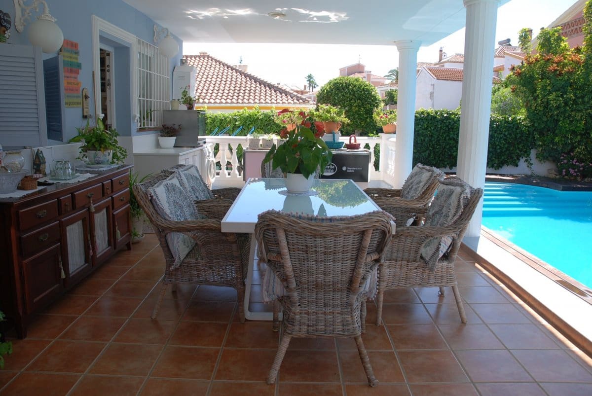 6 Zimmer Villa zu vermieten in Alhaurin de la Torre mit Pool Garage - 3.400 € (Ref: 6931822)