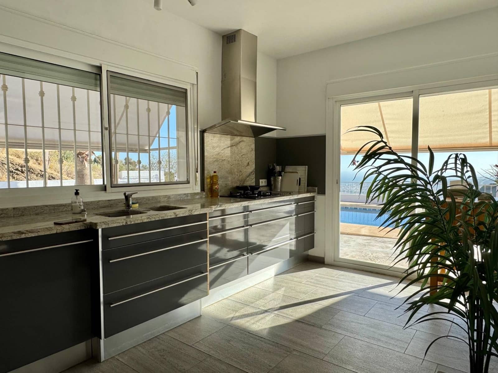3 soveværelse Villa til salg i Arenas med swimmingpool garage - € 468.000 (Ref: 8813341)