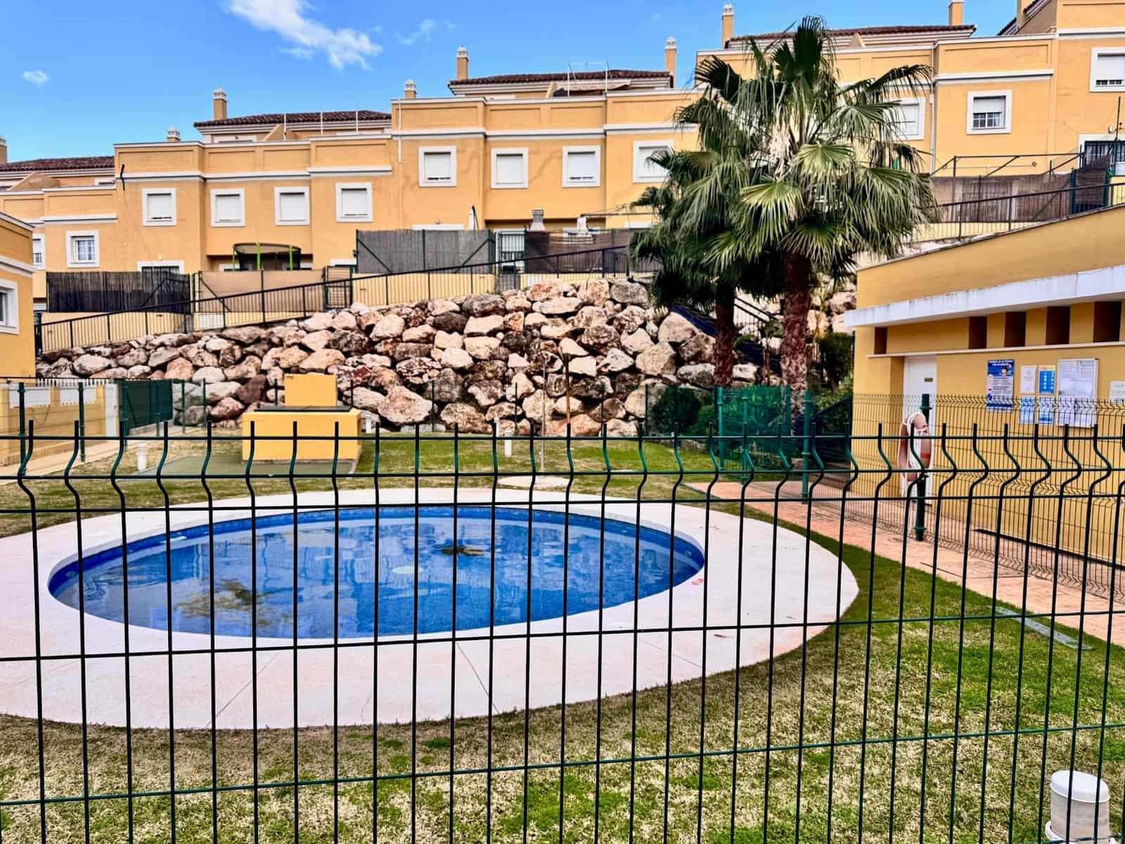 Adosado de 4 habitaciones en Alhaurín de la Torre en venta con piscina - 455.000 € (Ref: 9656142)