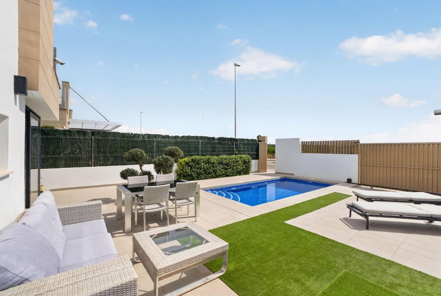 Chalet de 3 habitaciones en Guardamar del Segura en venta con piscina garaje - 445.000 € (Ref: 10006221)