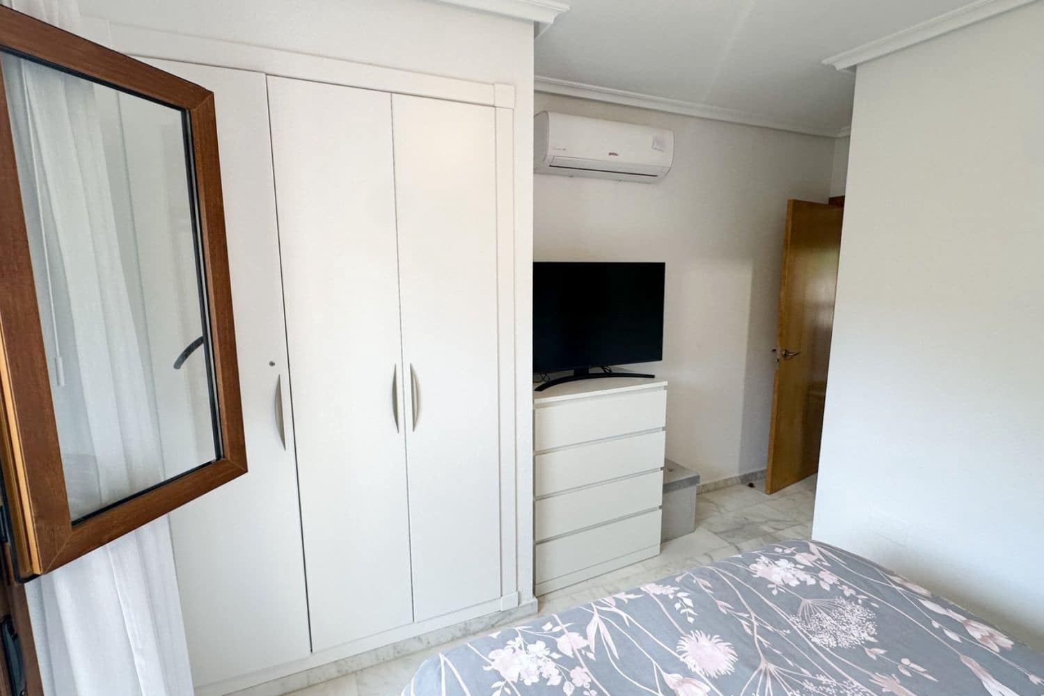 2 makuuhuone Omakotitalo myytävänä paikassa Alicante kaupunki mukana uima-altaan 
autotalli - 249 950 € (Ref: 10077542)