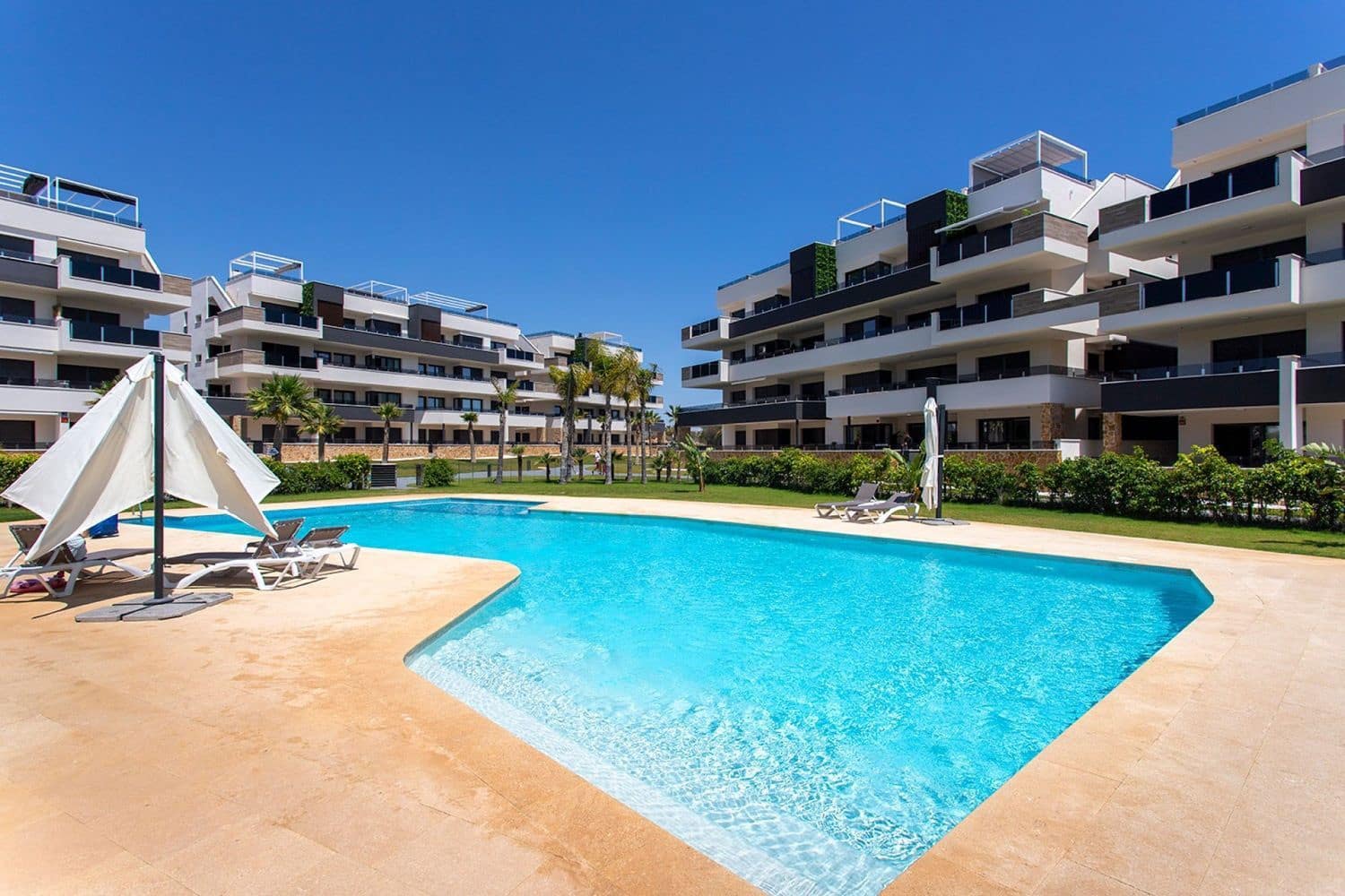 2 soveværelse Lejlighed til salg i Orihuela Costa med swimmingpool garage - € 345.000 (Ref: 8417351)
