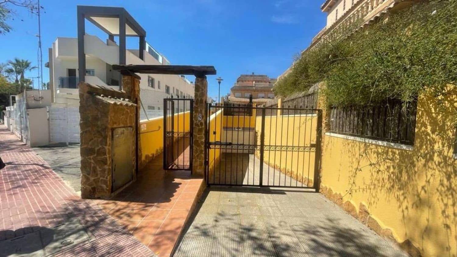 5 sypialnia Dom na sprzedaż w Guardamar del Segura z basenem garażem - 249 900 € (Ref: 9014417)