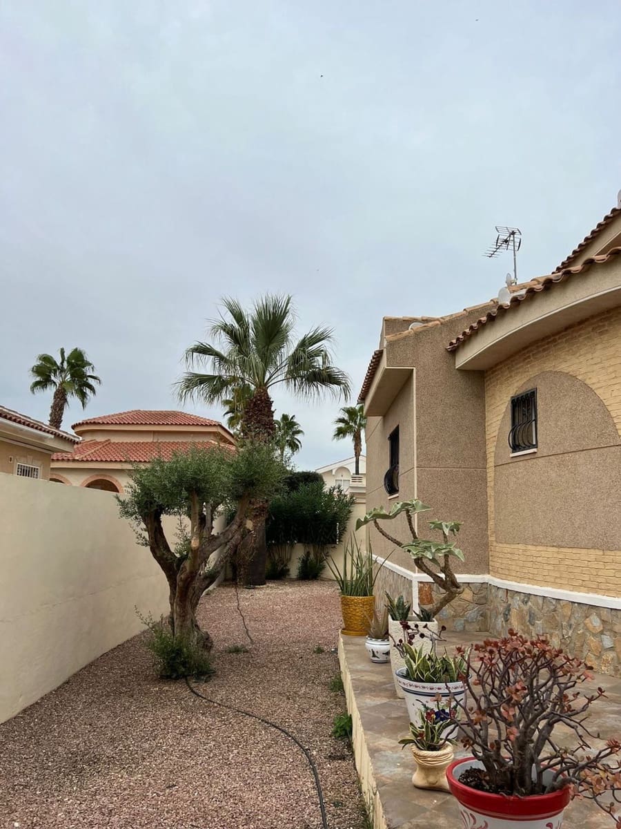 Chalet de 3 habitaciones en Benijófar en venta con piscina garaje - 350.000 € (Ref: 9062085)