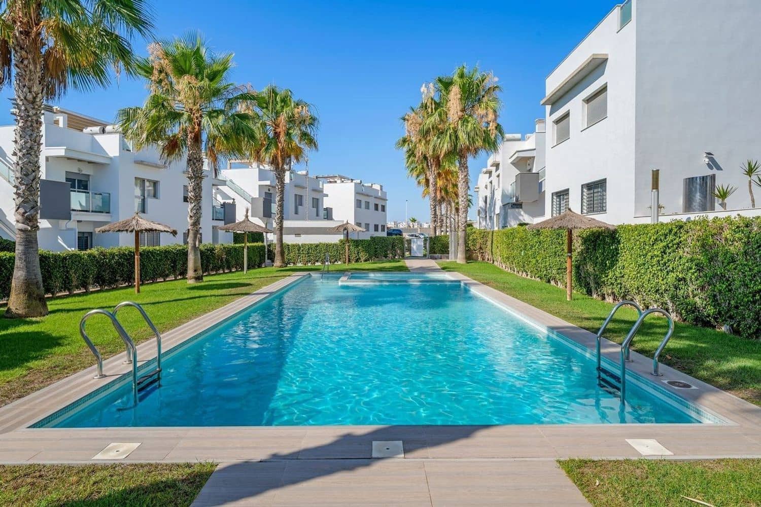 Apartamento de 2 habitaciones en Torrevieja en venta con piscina garaje - 279.000 € (Ref: 9151680)
