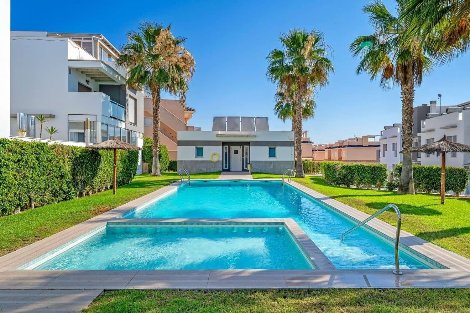 Apartamento de 2 habitaciones en Torrevieja en venta con piscina garaje - 279.000 € (Ref: 9151680)