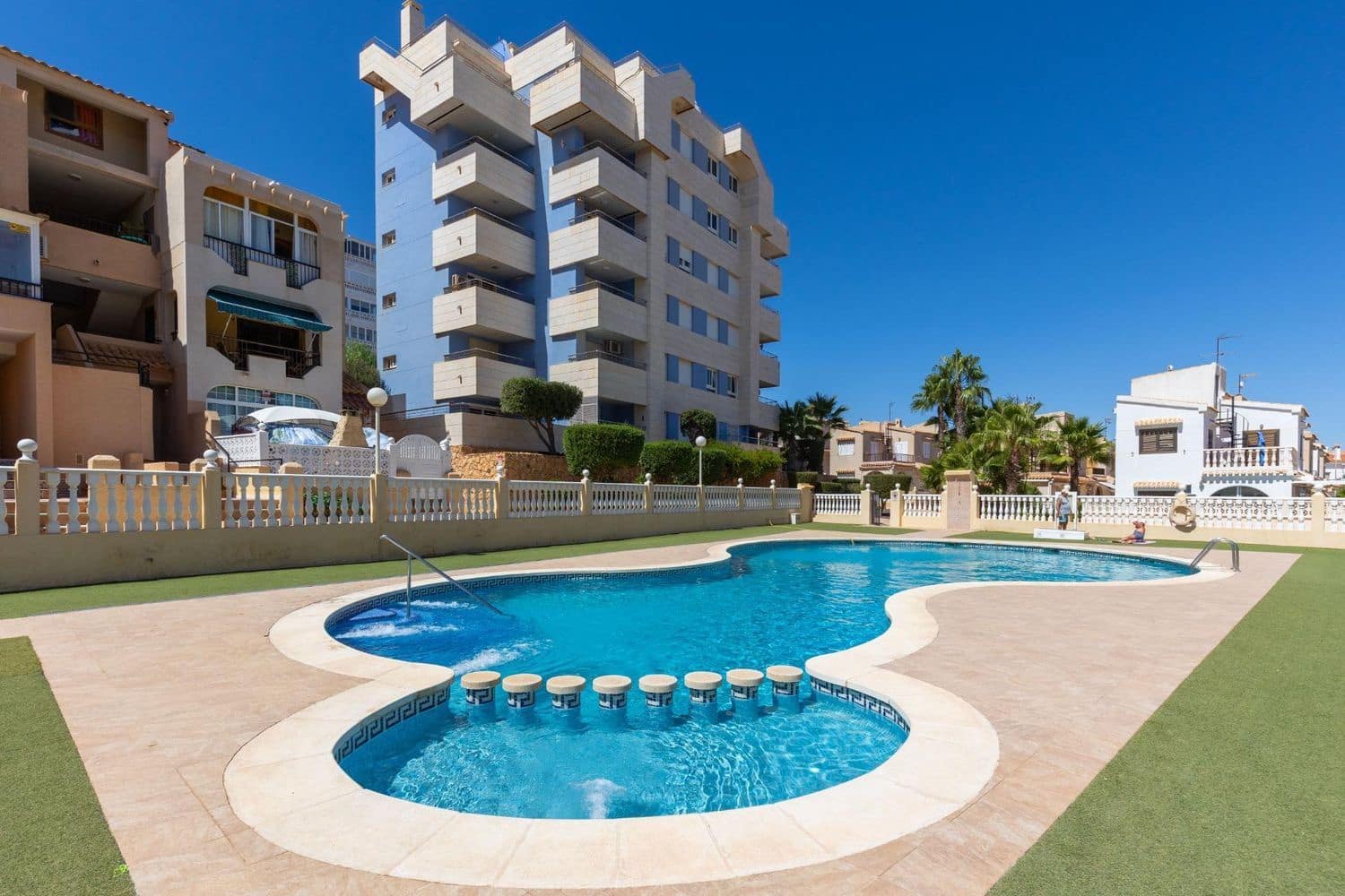 3 soveværelse Rækkehus til salg i Torrevieja med swimmingpool garage - € 276.000 (Ref: 9235961)