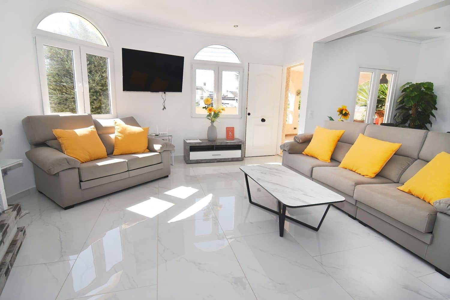 3 sypialnia Willa na sprzedaż w Torrevieja z basenem garażem - 575 000 € (Ref: 9263966)