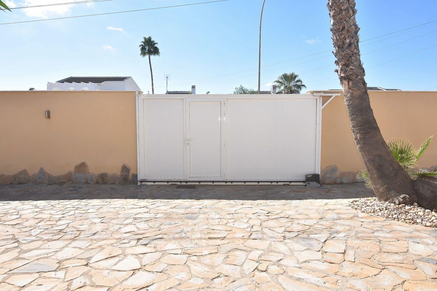 3 sypialnia Willa na sprzedaż w Torrevieja z basenem garażem - 575 000 € (Ref: 9263966)