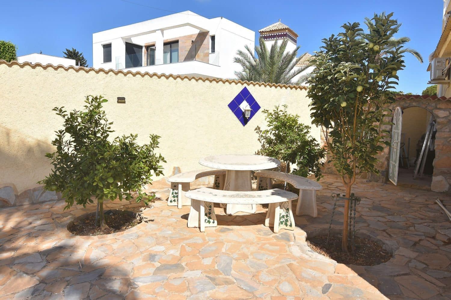 3 sypialnia Willa na sprzedaż w Torrevieja z basenem garażem - 575 000 € (Ref: 9263966)