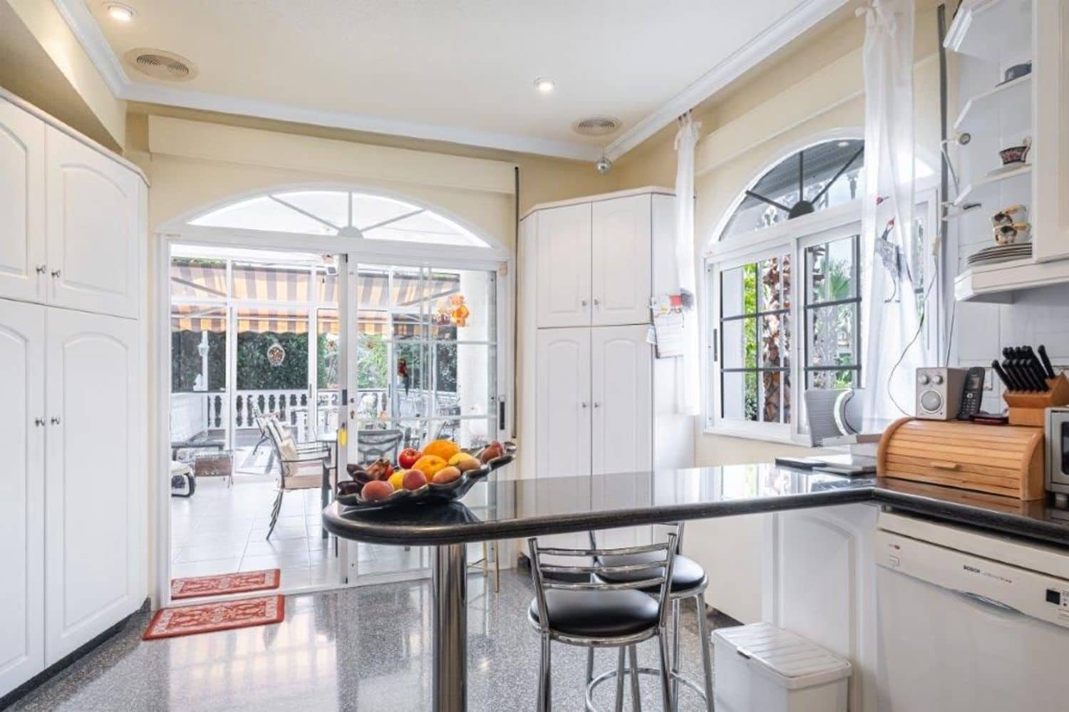 6 soveværelse Villa til salg i Alicante by med swimmingpool garage - € 469.900 (Ref: 9296525)