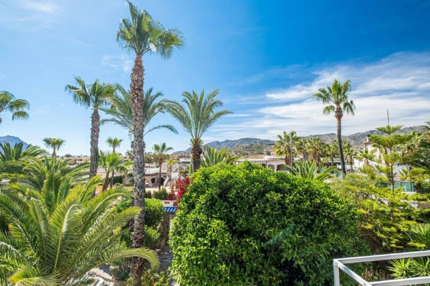 6 soveværelse Villa til salg i Alicante by med swimmingpool garage - € 469.900 (Ref: 9296525)