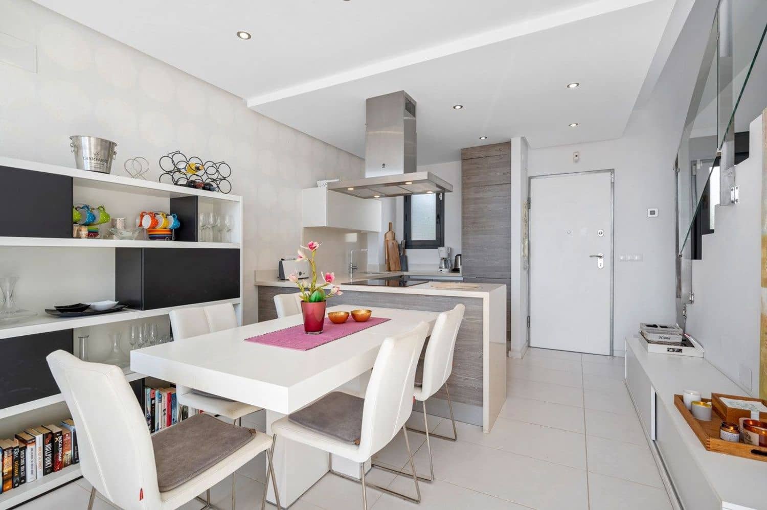 3 soveværelse Byhus til salg i Torrevieja med swimmingpool garage - € 569.000 (Ref: 9371309)