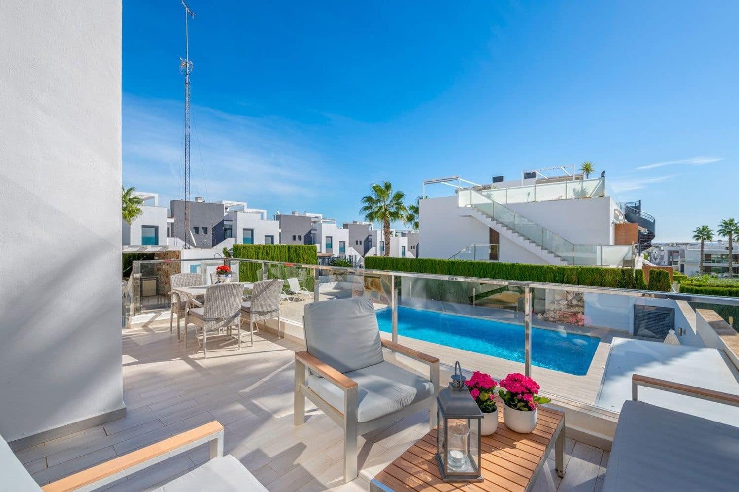 3 soveværelse Byhus til salg i Torrevieja med swimmingpool garage - € 569.000 (Ref: 9371309)