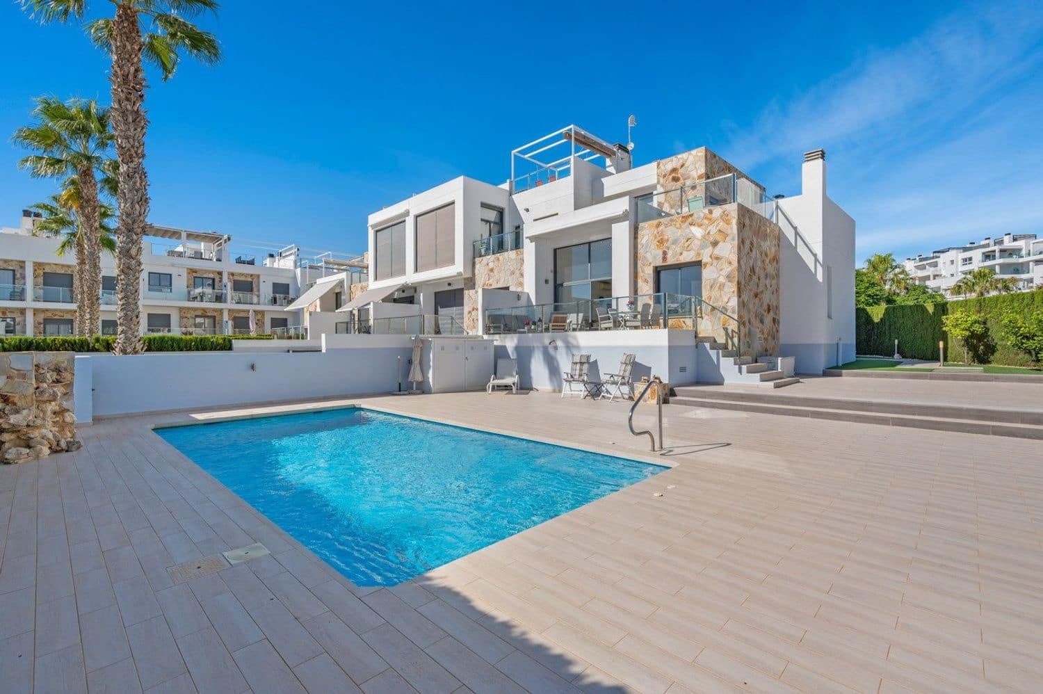 3 soveværelse Byhus til salg i Torrevieja med swimmingpool garage - € 569.000 (Ref: 9371309)