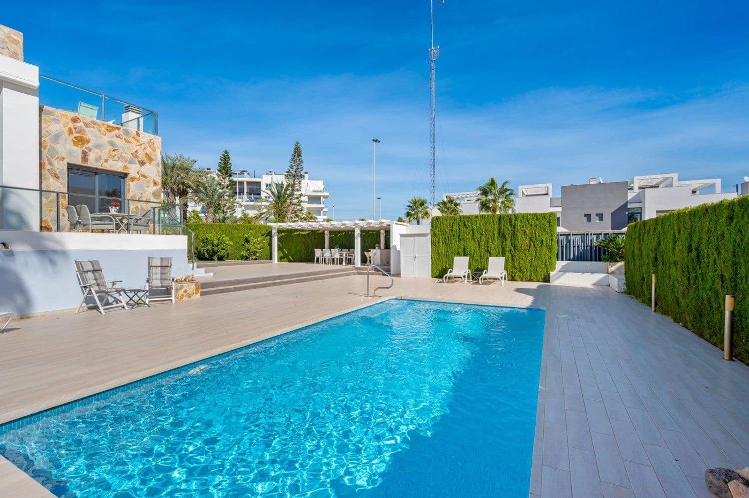3 soveværelse Byhus til salg i Torrevieja med swimmingpool garage - € 569.000 (Ref: 9371309)