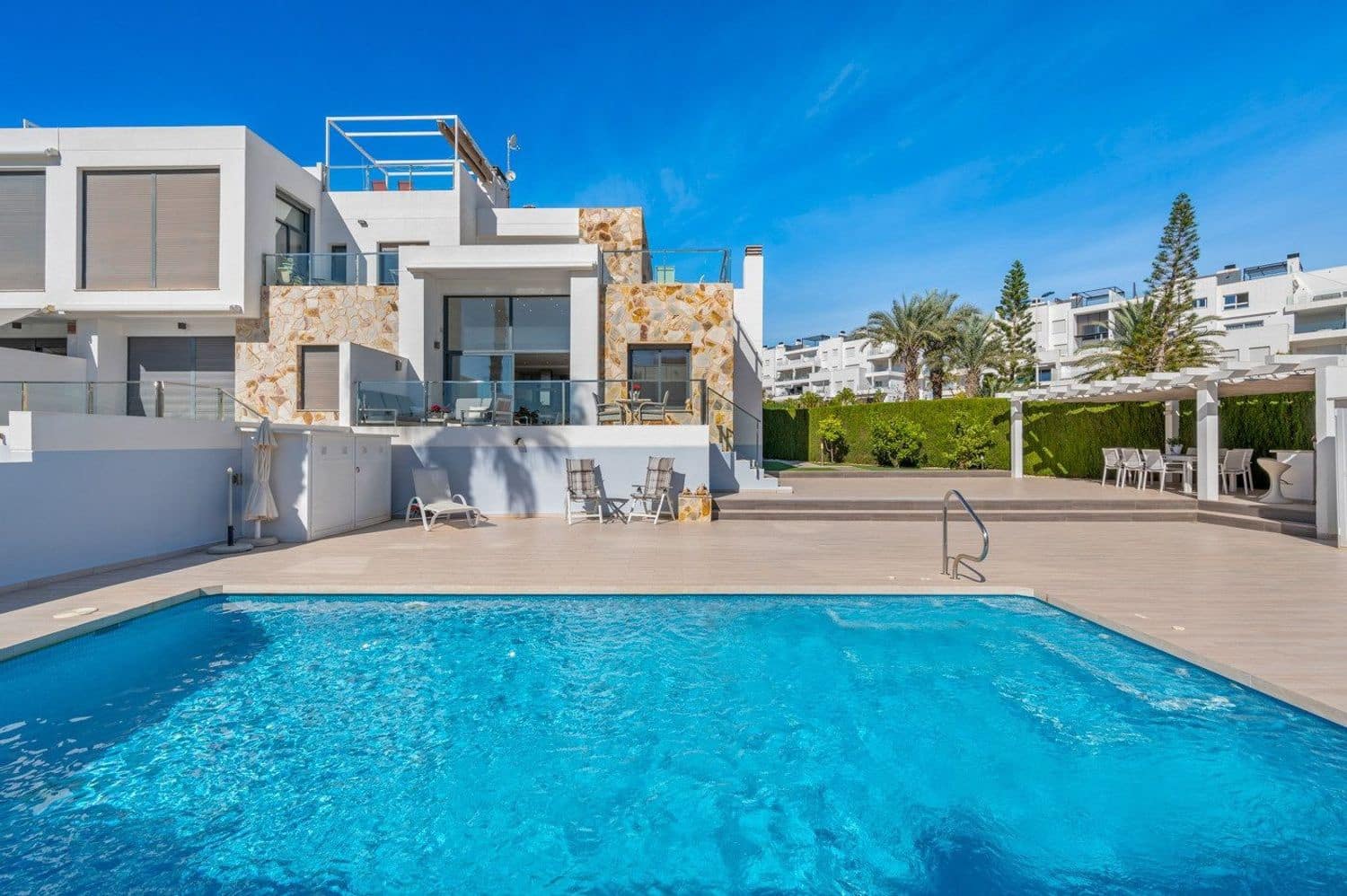 3 soveværelse Byhus til salg i Torrevieja med swimmingpool garage - € 569.000 (Ref: 9371309)