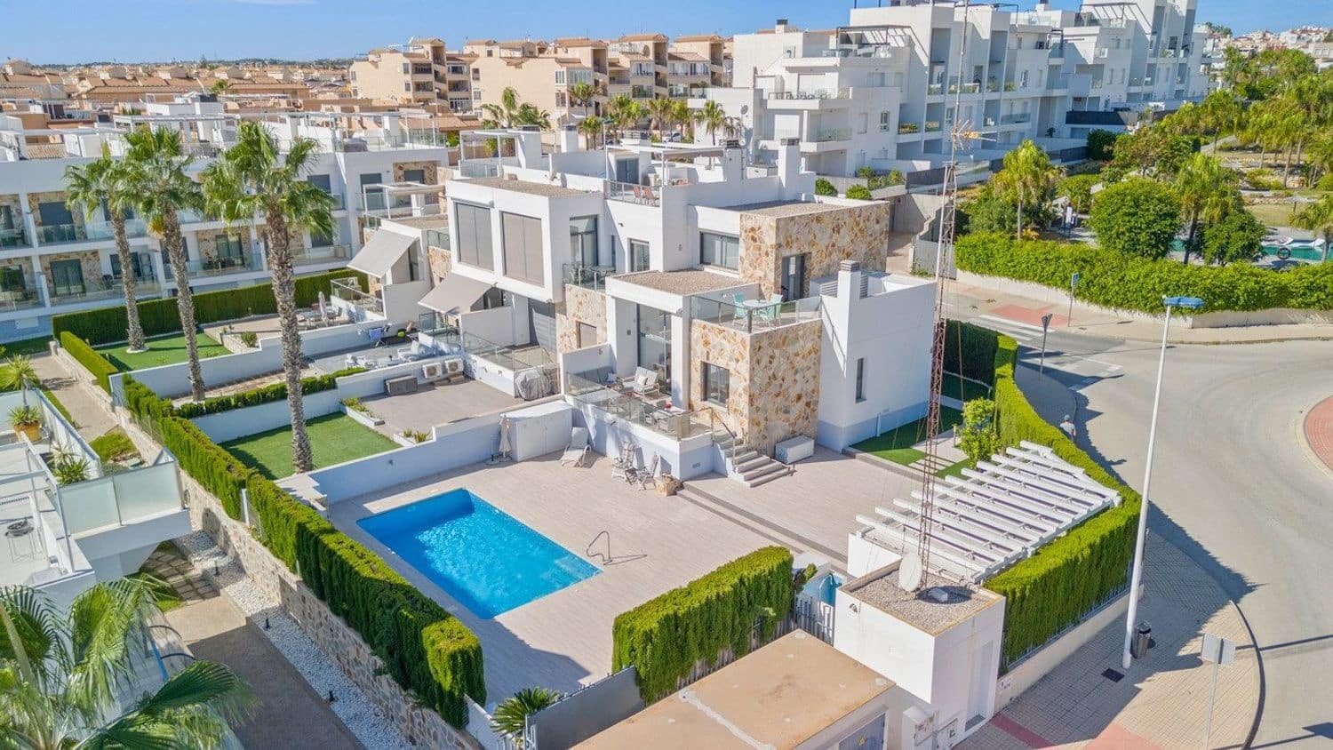 3 soveværelse Byhus til salg i Torrevieja med swimmingpool garage - € 569.000 (Ref: 9371309)