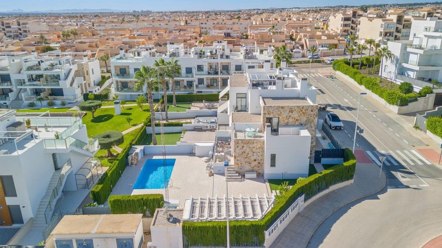 3 soveværelse Byhus til salg i Torrevieja med swimmingpool garage - € 569.000 (Ref: 9371309)
