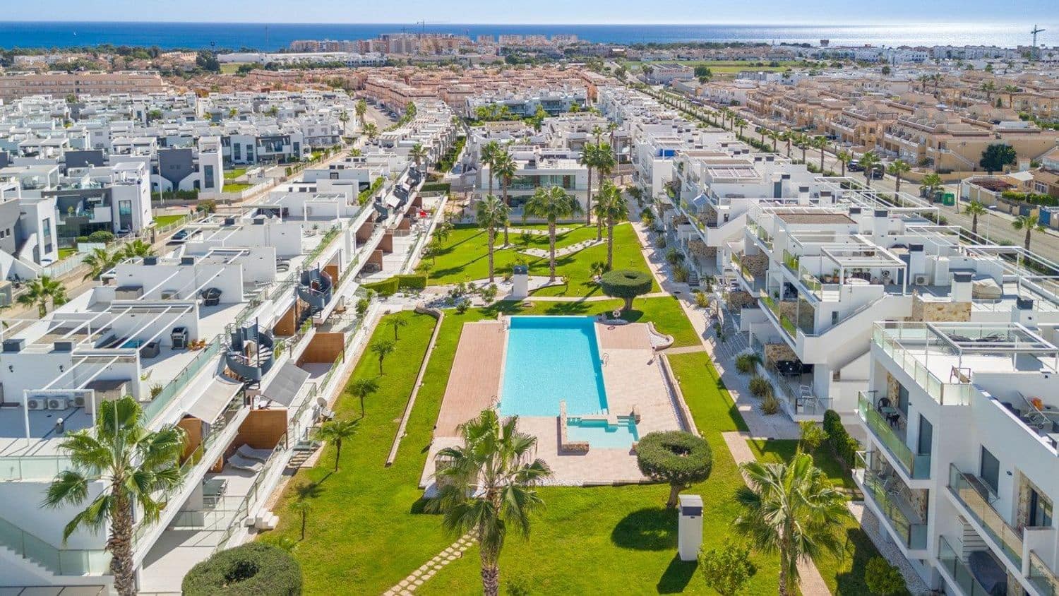 3 soveværelse Byhus til salg i Torrevieja med swimmingpool garage - € 569.000 (Ref: 9371309)
