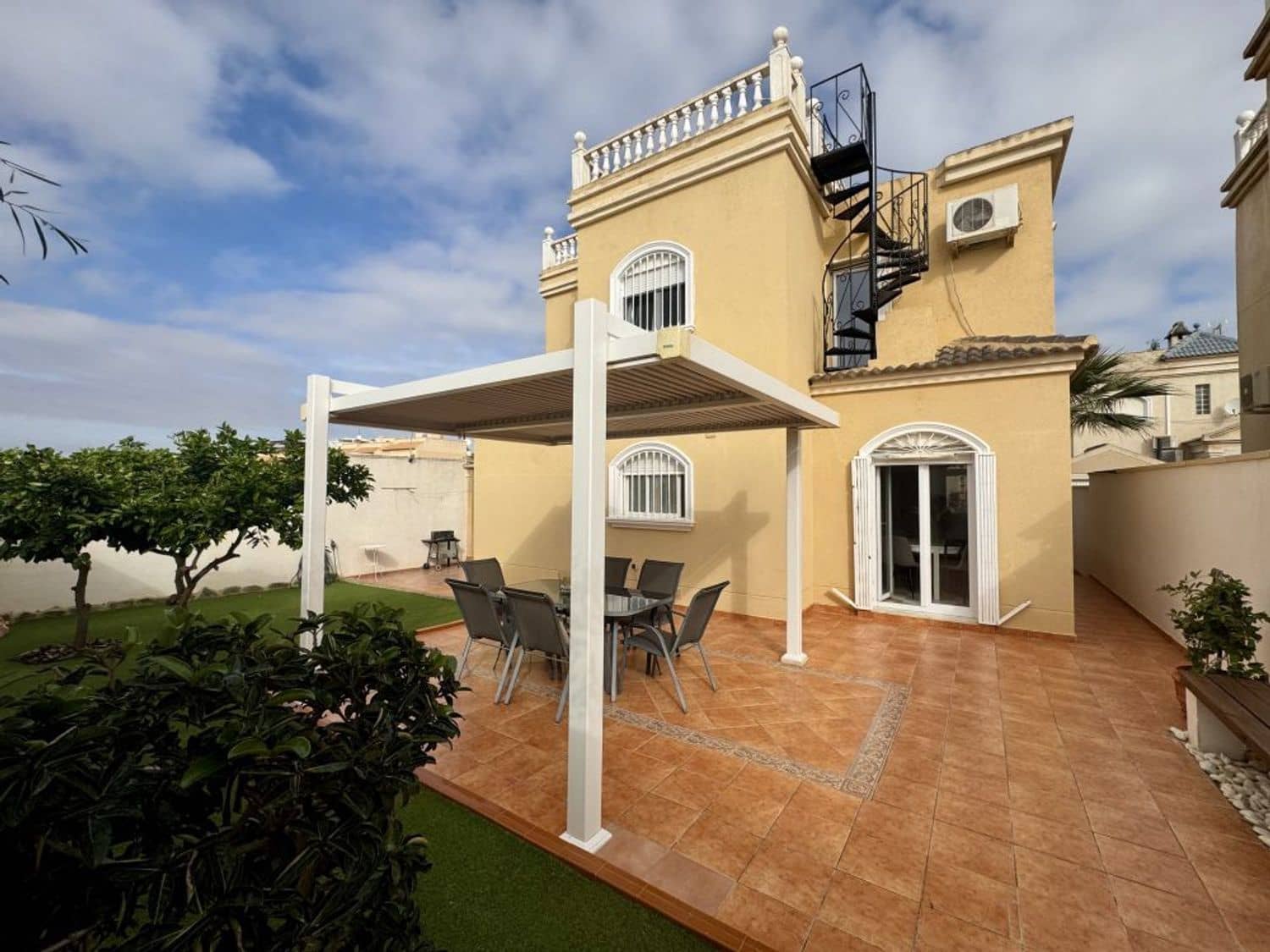 4 bedroom Villa for sale in Aguas Nuevas with garage - € 398,995 (Ref: 9393748)
