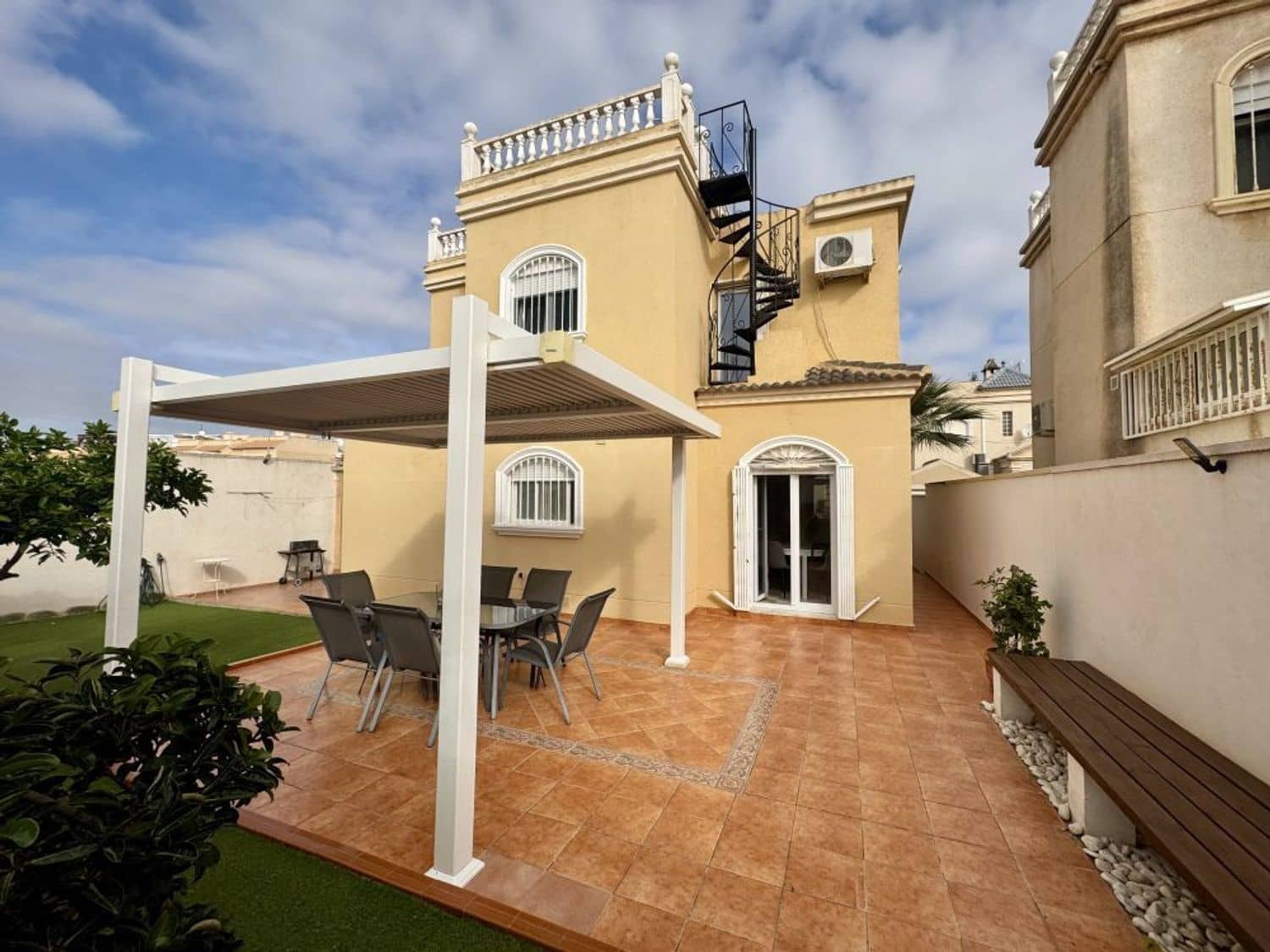 4 bedroom Villa for sale in Aguas Nuevas with garage - € 398,995 (Ref: 9393748)