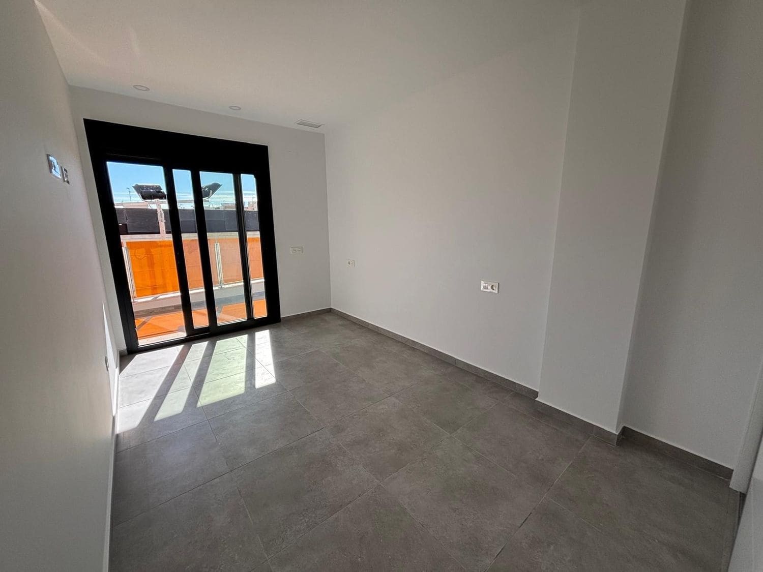 Apartamento de 3 habitaciones en Torrevieja en venta con piscina garaje - 329.000 € (Ref: 9422018)