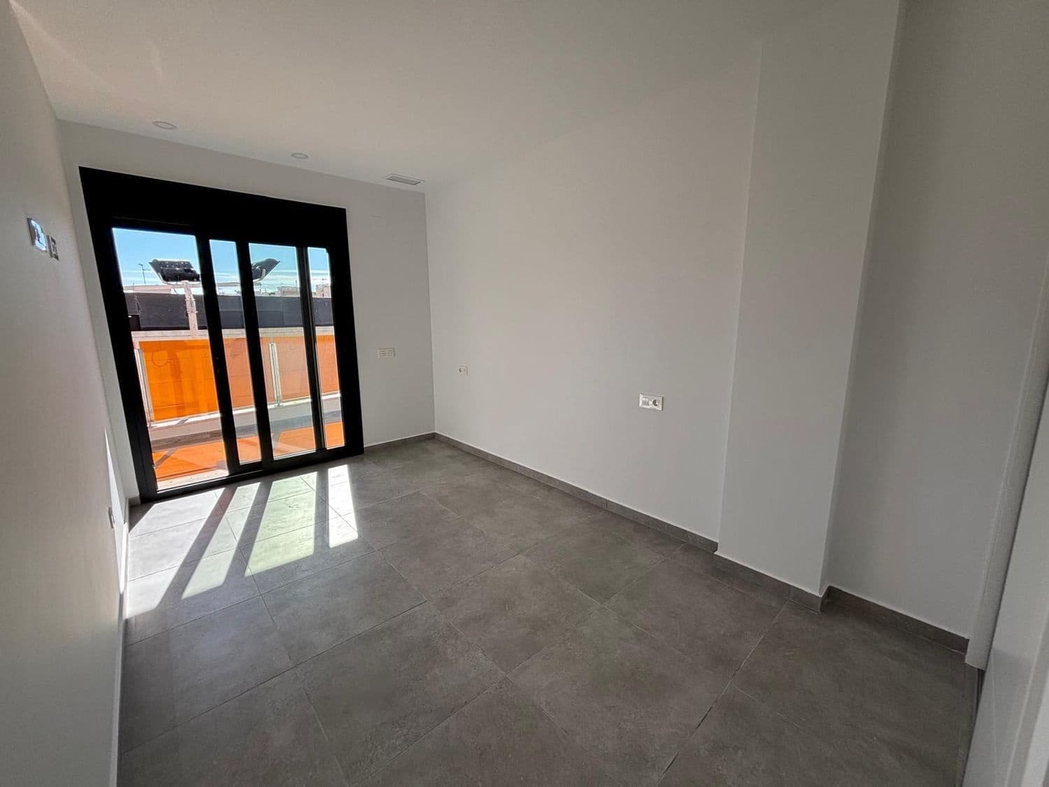 Apartamento de 3 habitaciones en Torrevieja en venta con piscina garaje - 329.000 € (Ref: 9422018)
