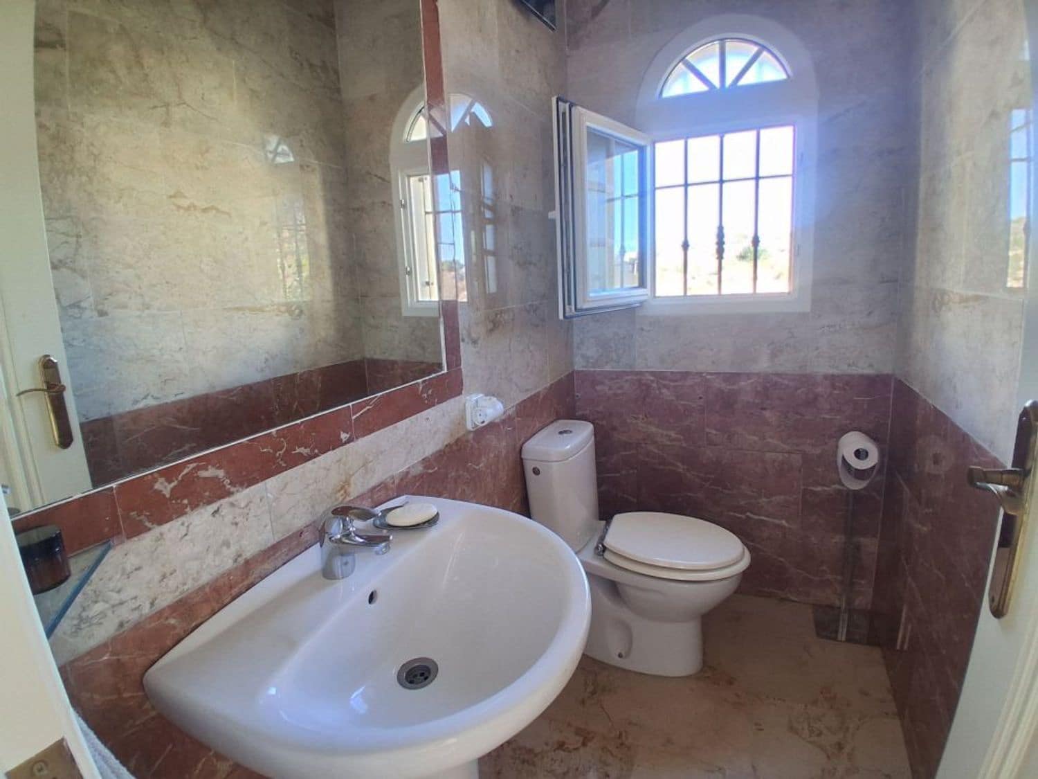 4 soverom Kjedet enebolig til salgs i Orihuela Costa med svømmebasseng garasje - € 499 990 (Ref: 9426833)