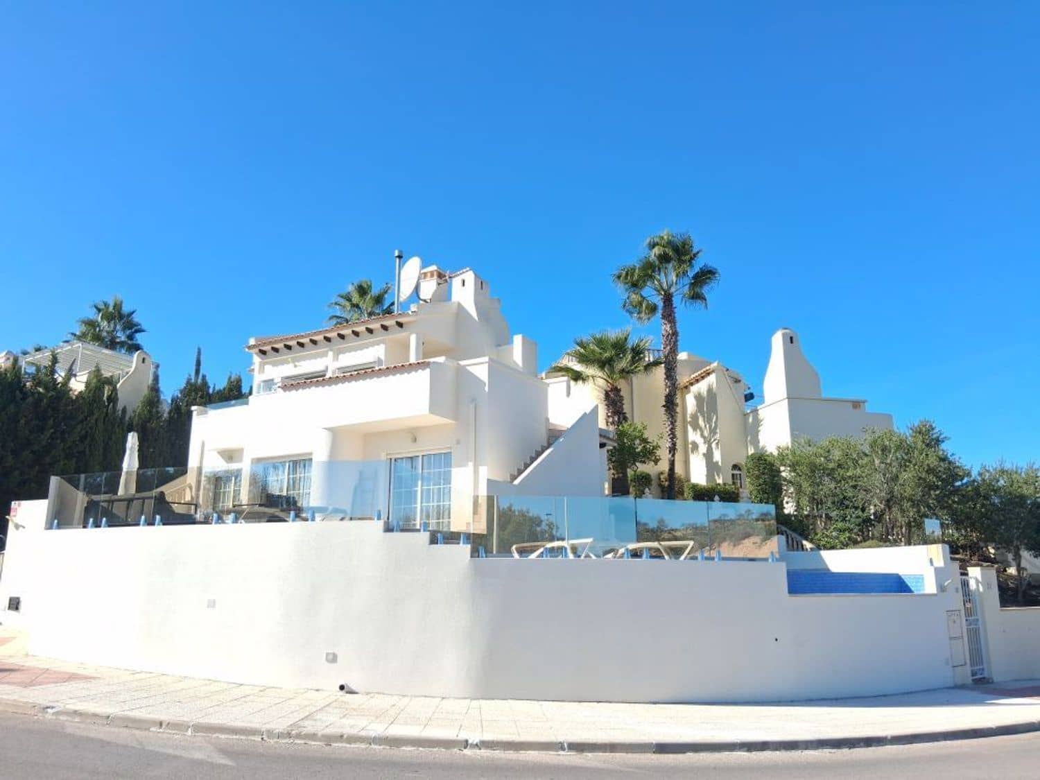 4 soverom Kjedet enebolig til salgs i Orihuela Costa med svømmebasseng garasje - € 499 990 (Ref: 9426833)