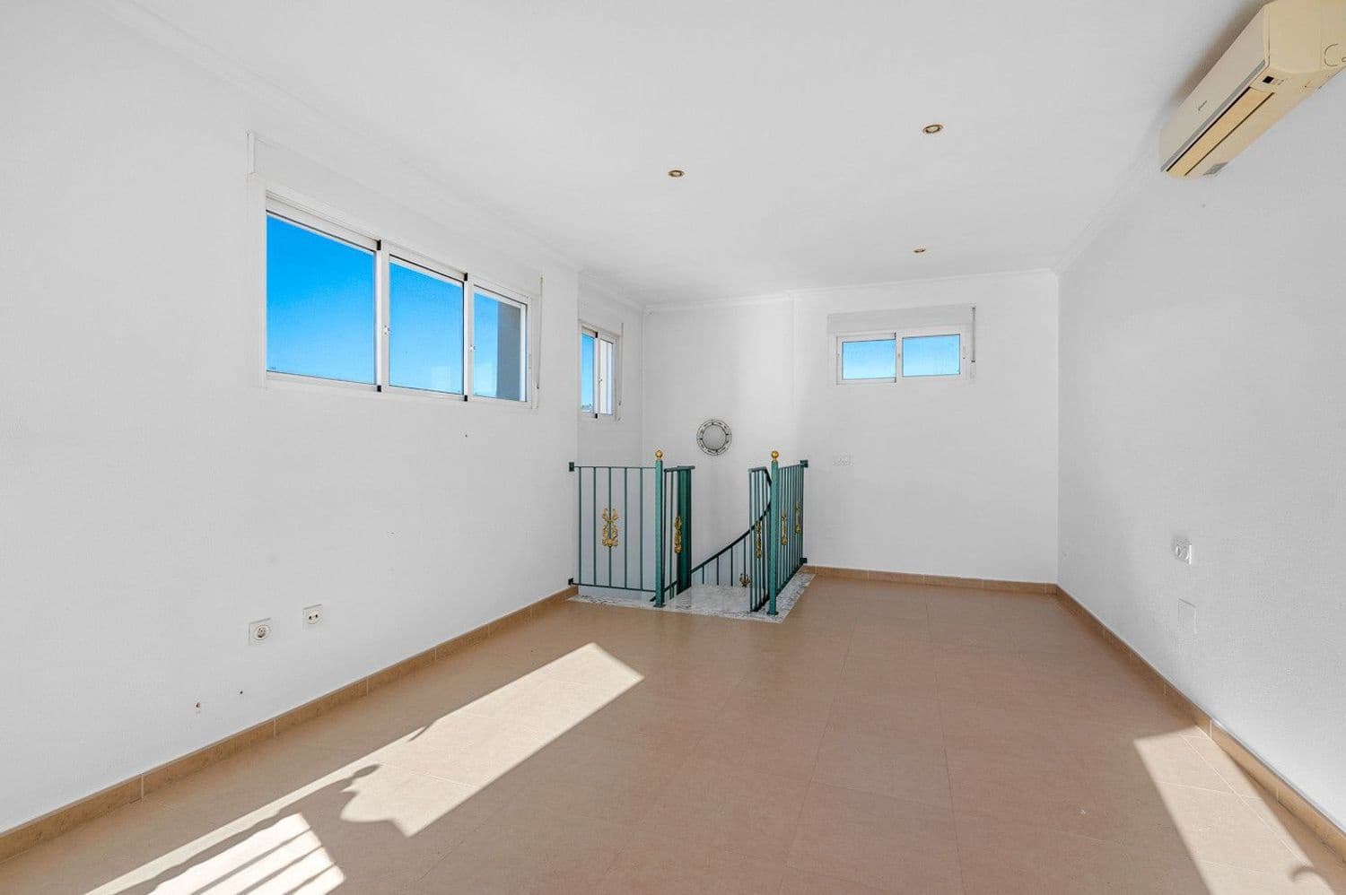 4 bedroom Villa for sale in Ciudad Quesada with pool garage - € 375,000 (Ref: 9449569)