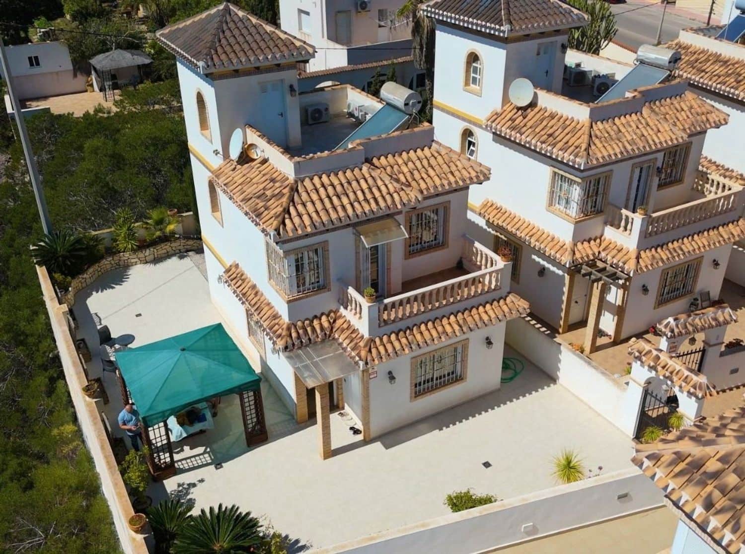 3 bedroom Villa for sale in Torrevieja with garage - € 420,000 (Ref: 9520651)