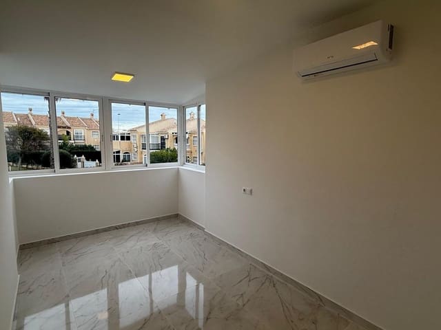 Apartamento de 2 habitaciones en Aguas Nuevas, Torrevieja en venta con piscina garaje - 199.800 € (Ref: 9536619)