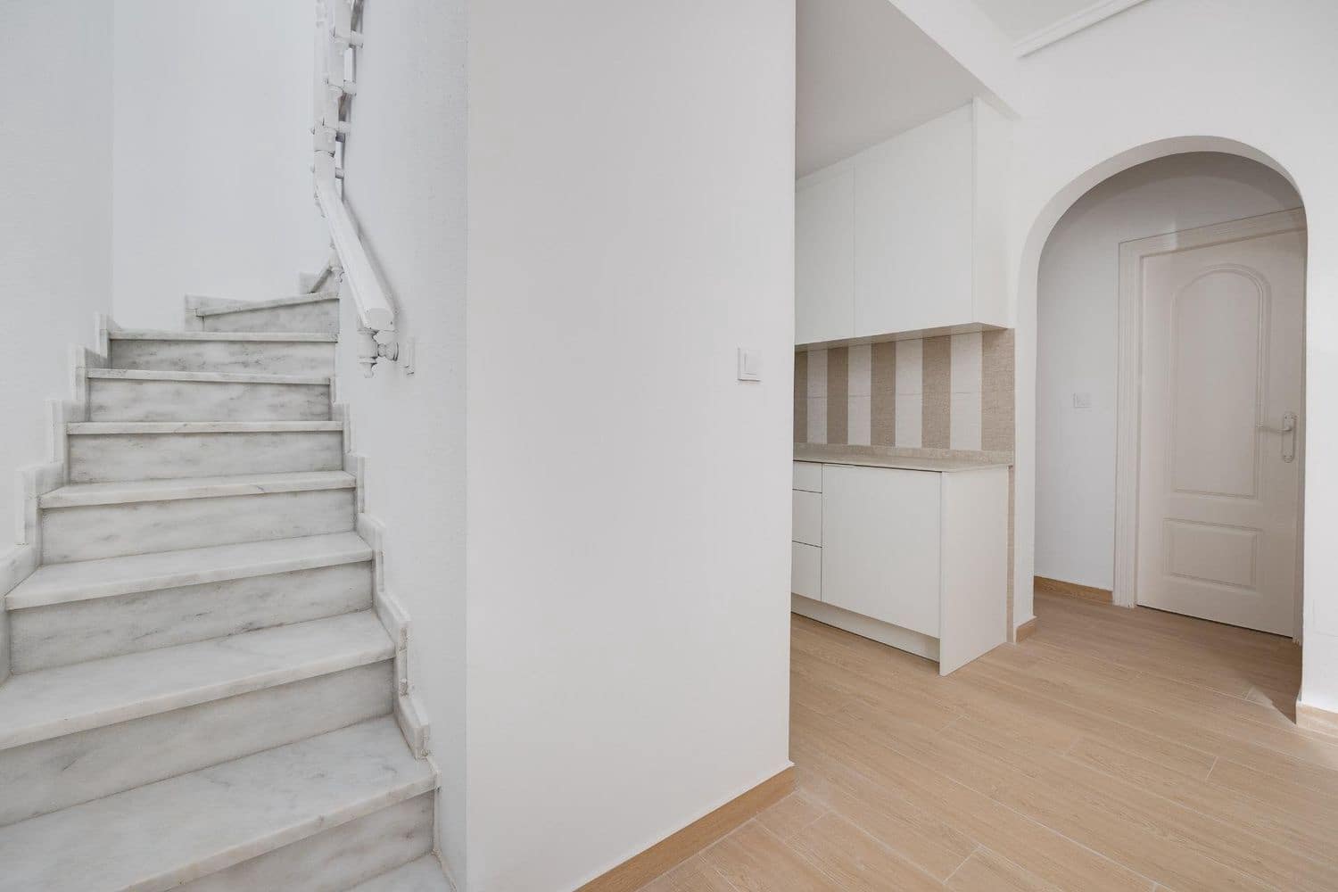 3 sypialnia Willa na sprzedaż w Miasto Alicante / Alacant z basenem garażem - 275 000 € (Ref: 9585887)