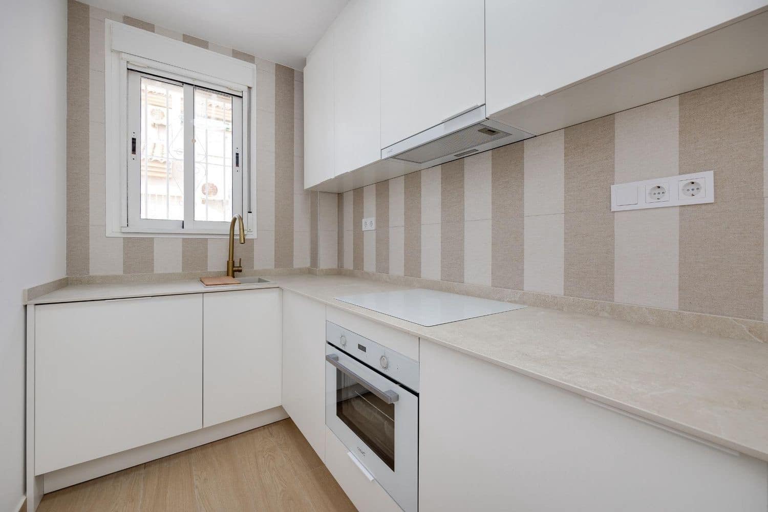 3 sypialnia Willa na sprzedaż w Miasto Alicante / Alacant z basenem garażem - 275 000 € (Ref: 9585887)