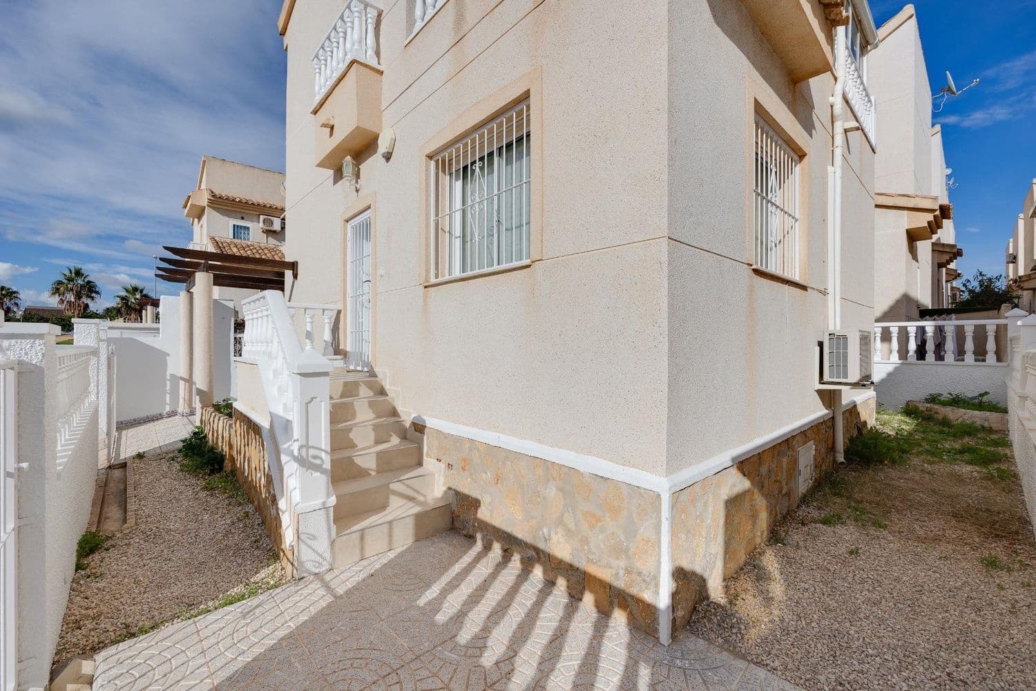 3 sypialnia Willa na sprzedaż w Miasto Alicante / Alacant z basenem garażem - 275 000 € (Ref: 9585887)
