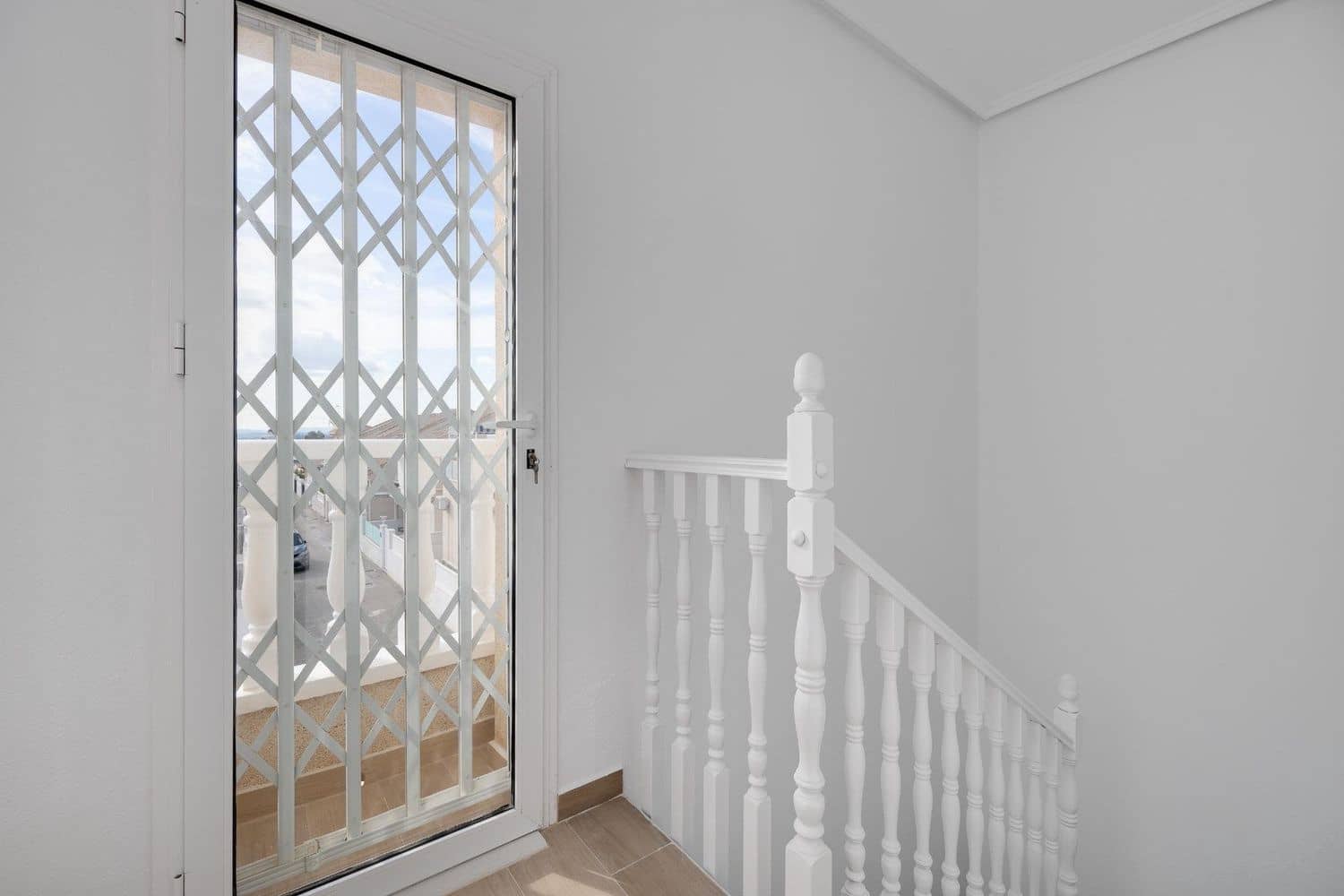 3 sypialnia Willa na sprzedaż w Miasto Alicante / Alacant z basenem garażem - 275 000 € (Ref: 9585887)