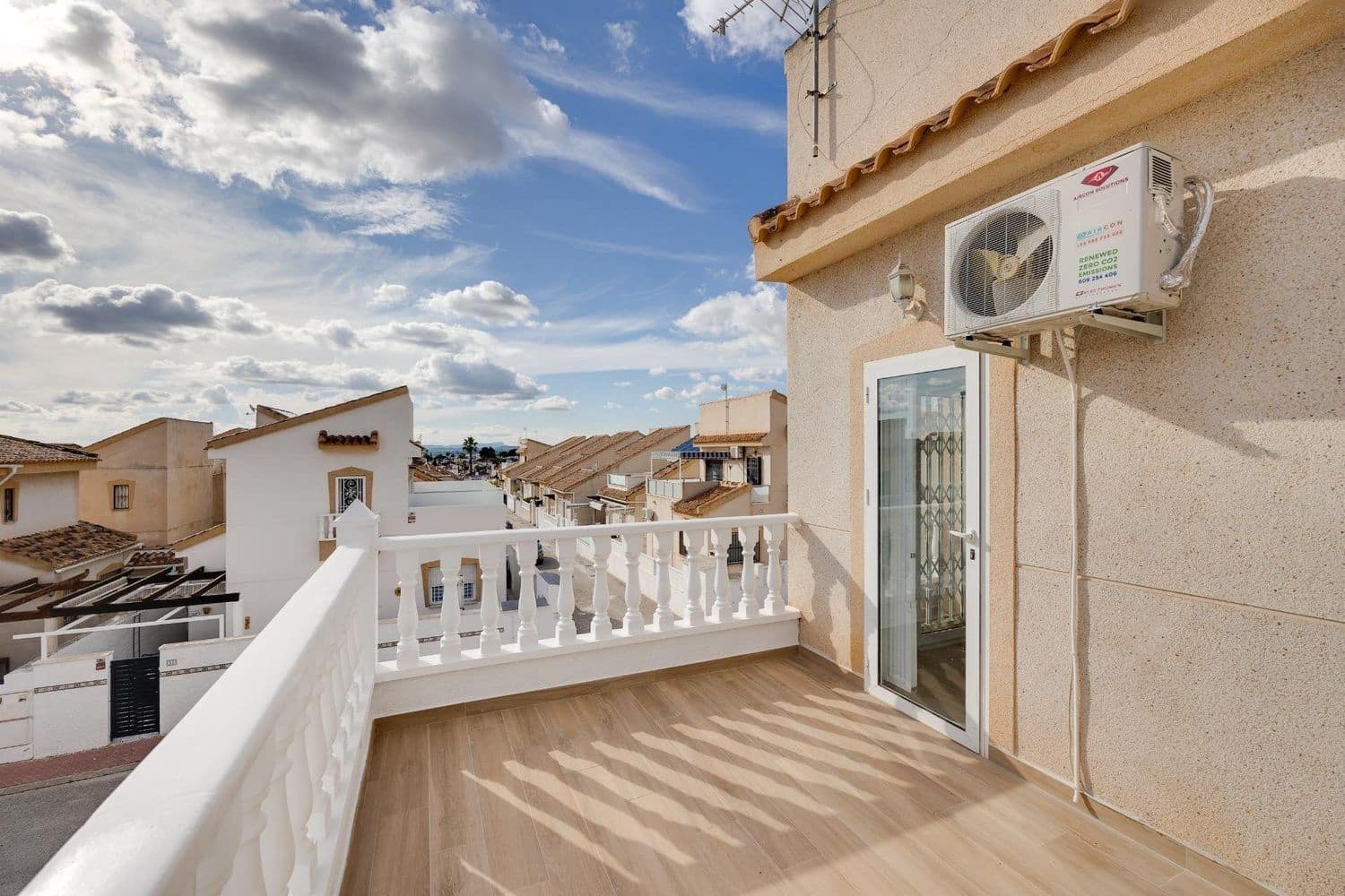 3 sypialnia Willa na sprzedaż w Miasto Alicante / Alacant z basenem garażem - 275 000 € (Ref: 9585887)