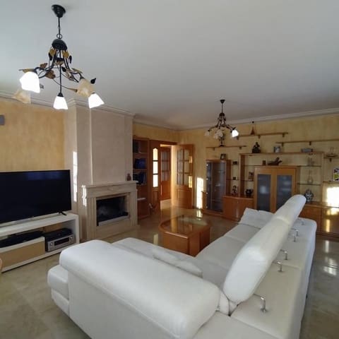 4 bedroom Villa for sale in Villamartin, Orihuela with pool garage - € 459,000 (Ref: 9620787)